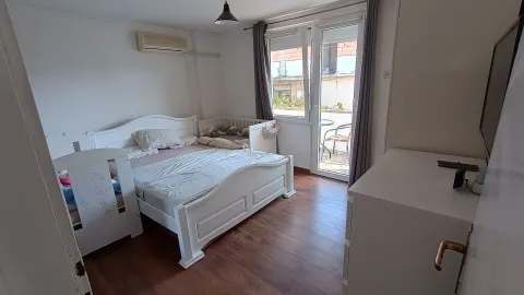 Spavaća soba sa bijelim krevetom i izlazom na terasu. - image 8