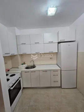 Manja bijela kuhinja sa frižiderom i šporetom. - image 3