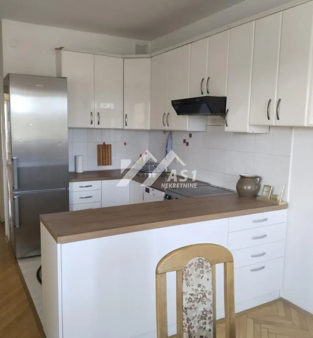 Izdavanje, trosoban stan, 100m², Spens, Novi Sad Sve Podlokacije