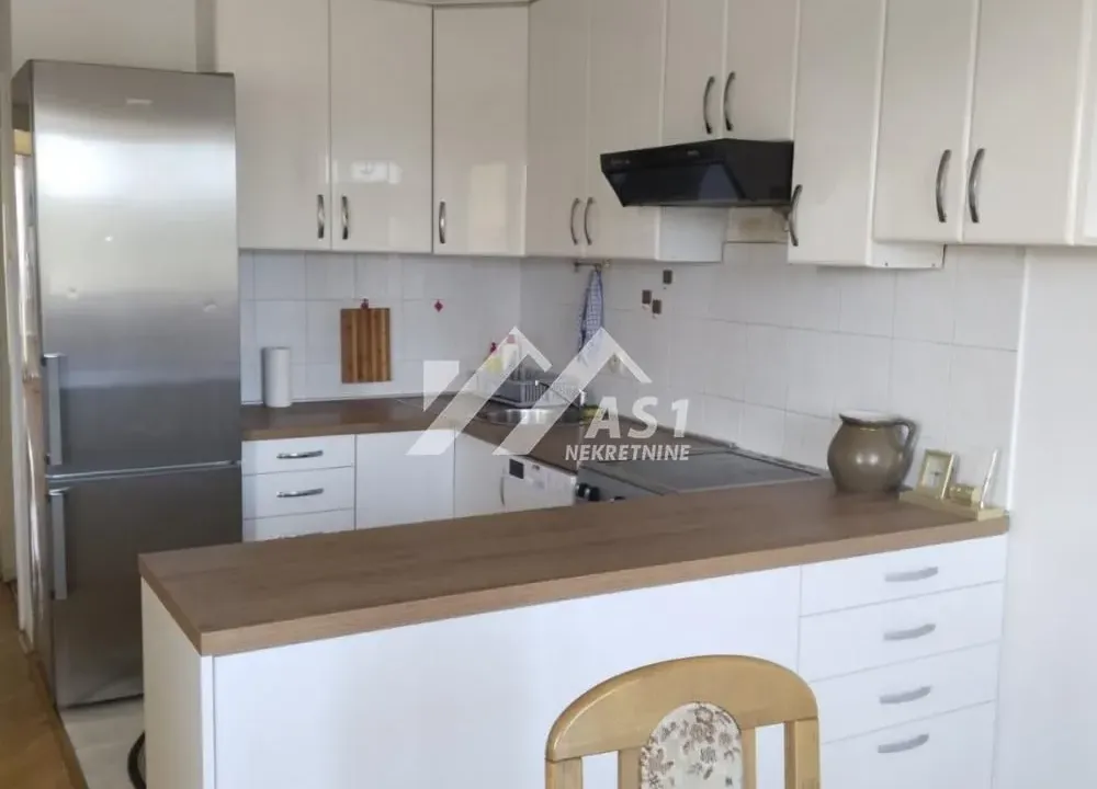 Izdavanje, trosoban stan, 100m², Spens, Novi Sad Sve Podlokacije