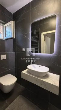 Moderno kupatilo sa tamnim pločicama, umivaonikom i ugradnom šoljom. - image 15