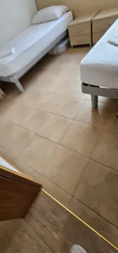 Spavaća soba sa dva kreveta i noćnim stočićima. - image 13