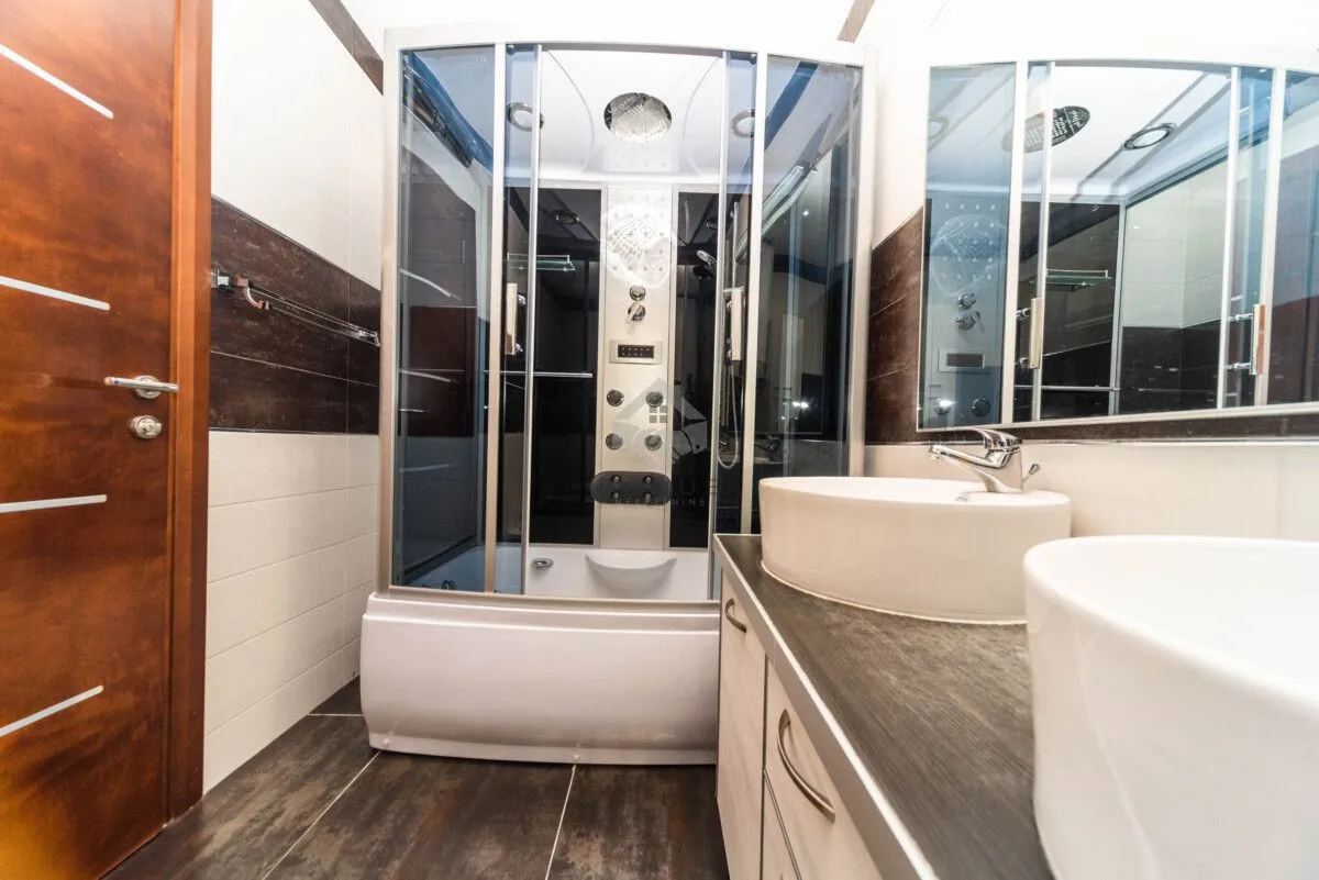 Prodaja, četvorosoban stan, 175m², Gorica C, Podgorica