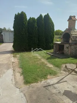 Dvorište sa roštiljem i četinarima. - image 18