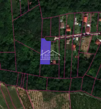 Katastarski plan prikazuje lokaciju i granice parcele sa okolnim zemljištem. - image 7