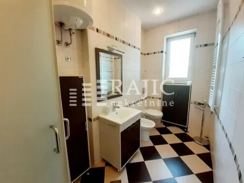 Sređeno kupatilo sa umivaonikom, WC šoljom, bideom i tuš kabinom. - image 4