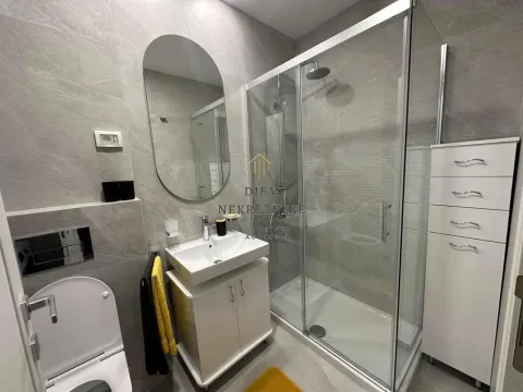 Moderno uređeno kupatilo sa tuš kabinom, umivaonikom i toaletom. - image 8