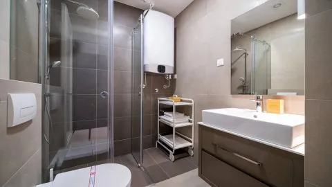 Moderne opremljeno kupatilo sa tuš kabinom, umivaonikom i bojlerom. - image 8