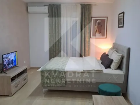 Namještena spavaća soba sa bračnim krevetom, televizorom i klima uređajem. - image 3