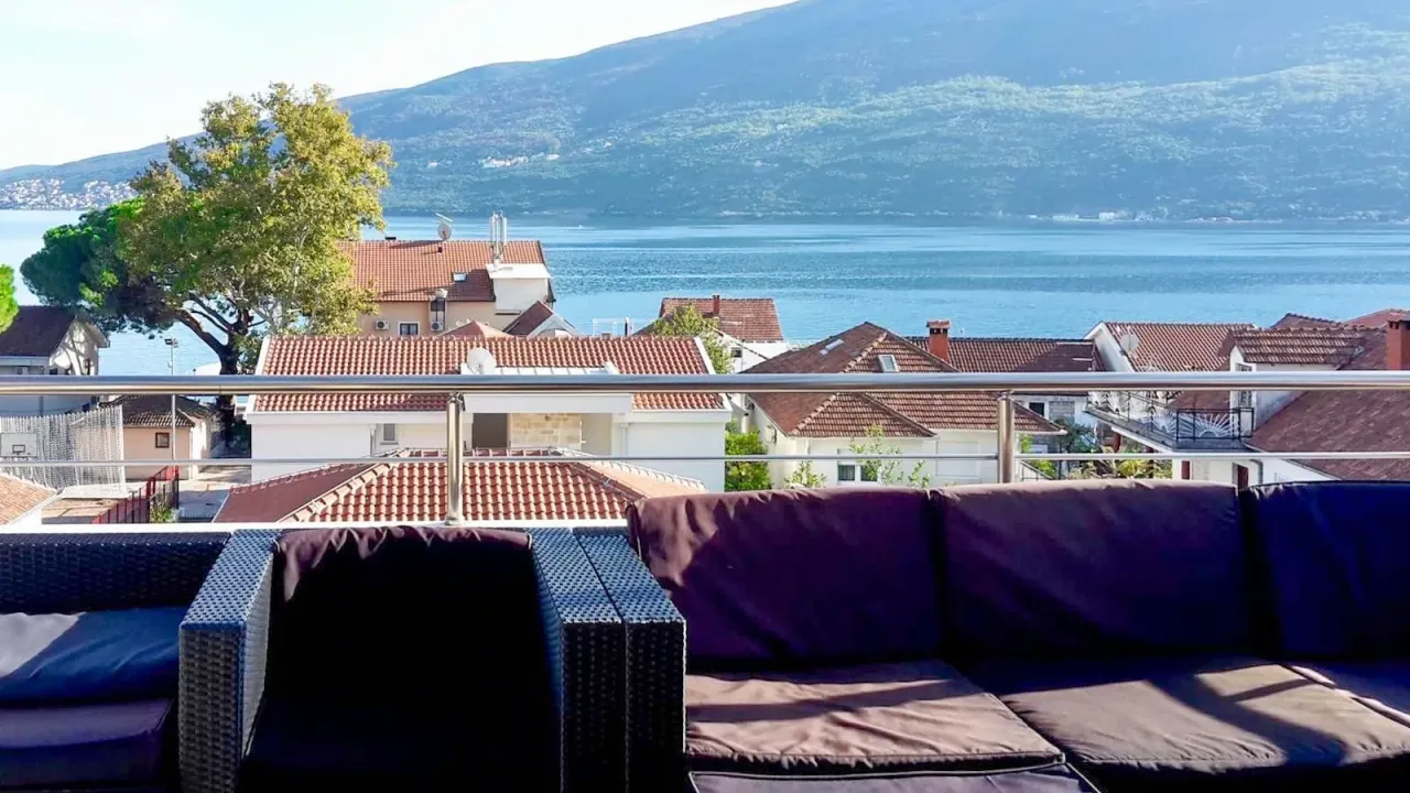 Izdavanje, trosoban stan, 140m², Đenovići, Herceg Novi
