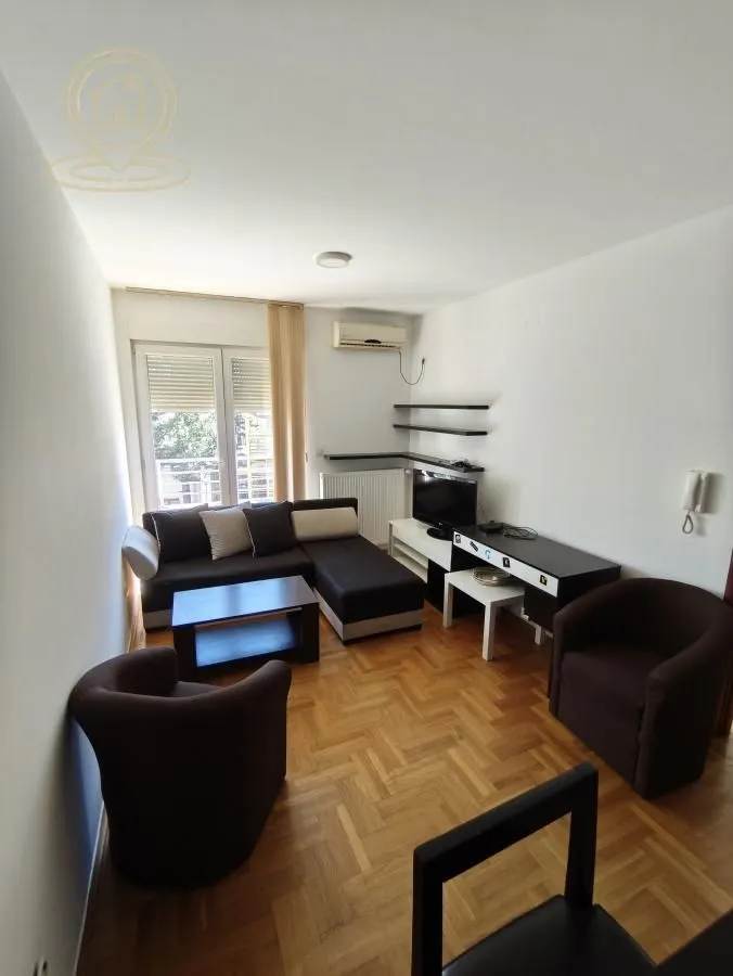 Izdavanje, dvosoban stan, 43m², Centar, Kragujevac