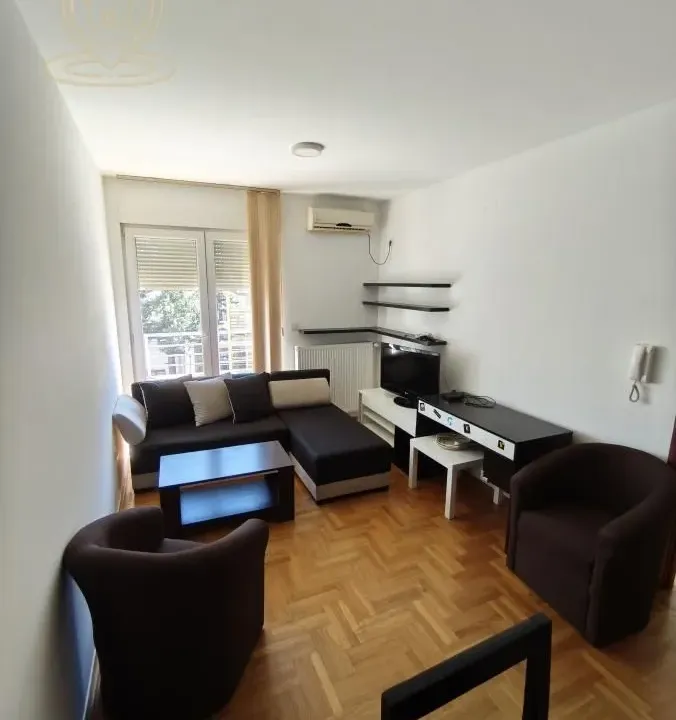 Izdavanje, dvosoban stan, 43m², Centar, Kragujevac