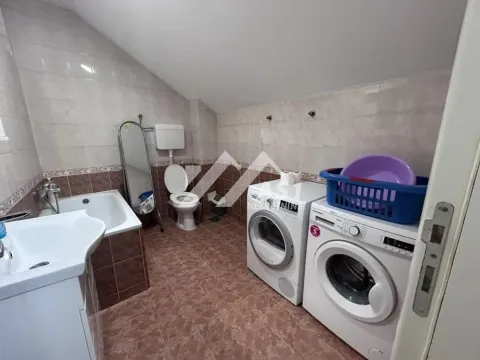 Kupatilo opremljeno kadom, umivaonikom, toaletom i veš mašinama. - image 10