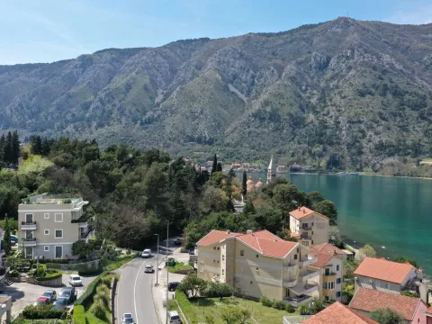 Sale, three bedroom apartment, 85m², Dobrota, Kotor - image 9