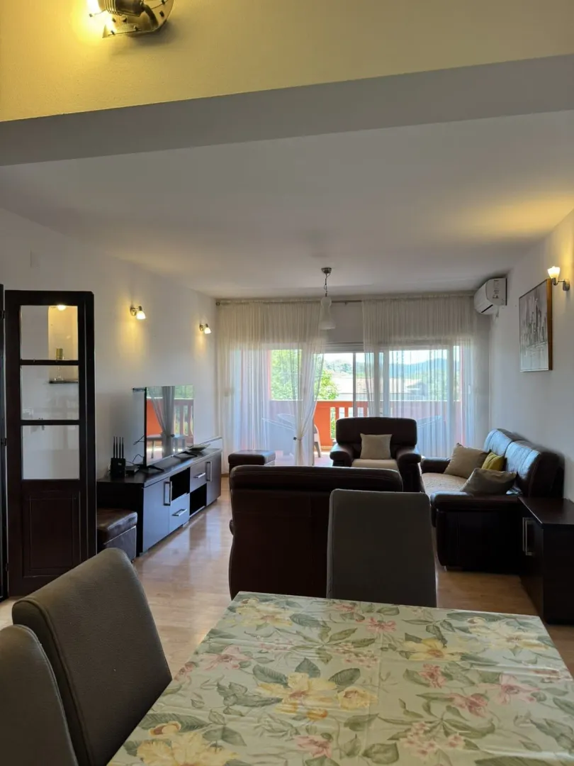 Izdavanje, dvosoban stan, 88m², Dumidran, Tivat