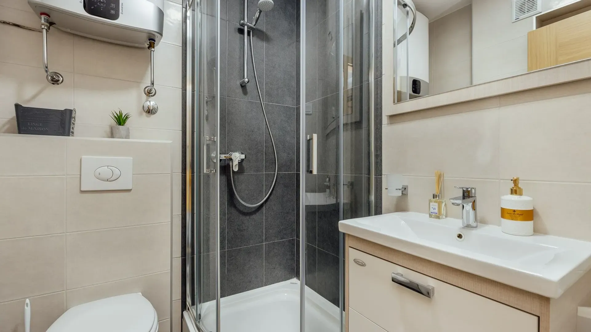 Prodaja, stan, 440m², Stoliv, Kotor