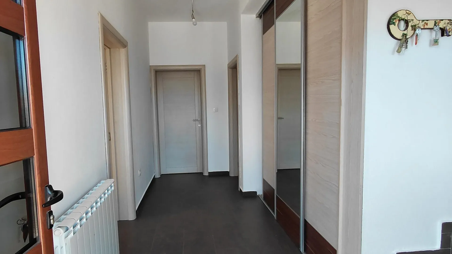 Izdavanje, kuća, 220m², Tološi, Podgorica