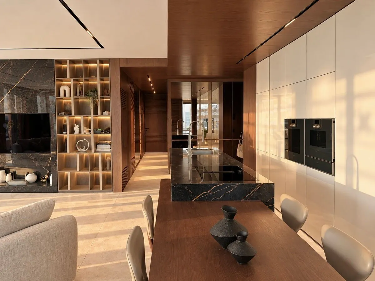 Moderan dnevni boravak povezan sa trpezarijom i kuhinjom.