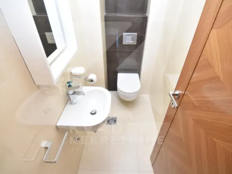 Izdavanje, četvorosoban stan, 140m², Centar, Podgorica - image 20