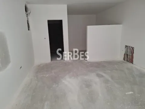 Pogled na praznu prostoriju u fazi renoviranja sa belim zidovima. - image 9