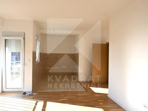 Nenamješten dio kuhinje sa keramičkim pločicama na zidu. - image 2