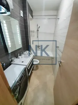 Kupatilo sa tuš kabinom, umivaonikom, WC šoljom i veš mašinom. - image 6