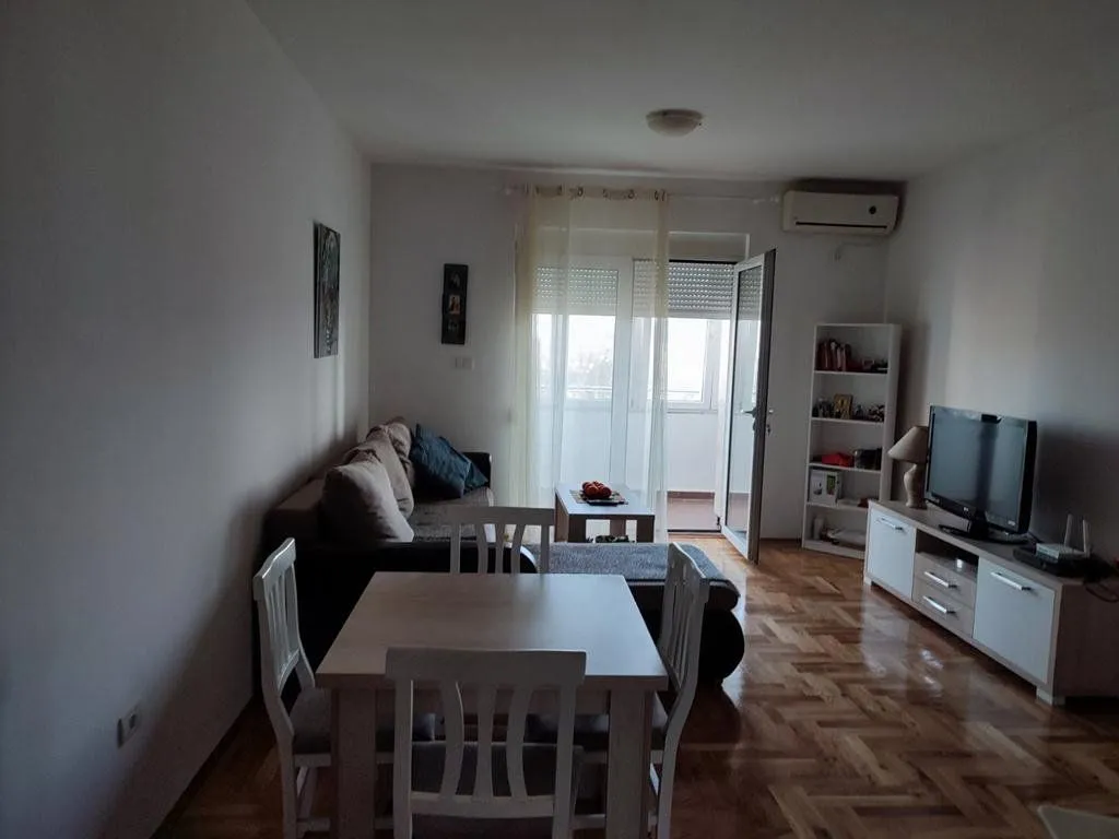 Izdavanje, dvosoban stan, 67m², Podgorica, Crna Gora