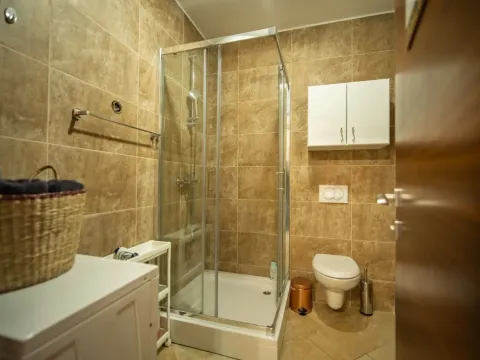 Izdavanje, jednosoban stan, 40m², Dobrota, Kotor - image 8