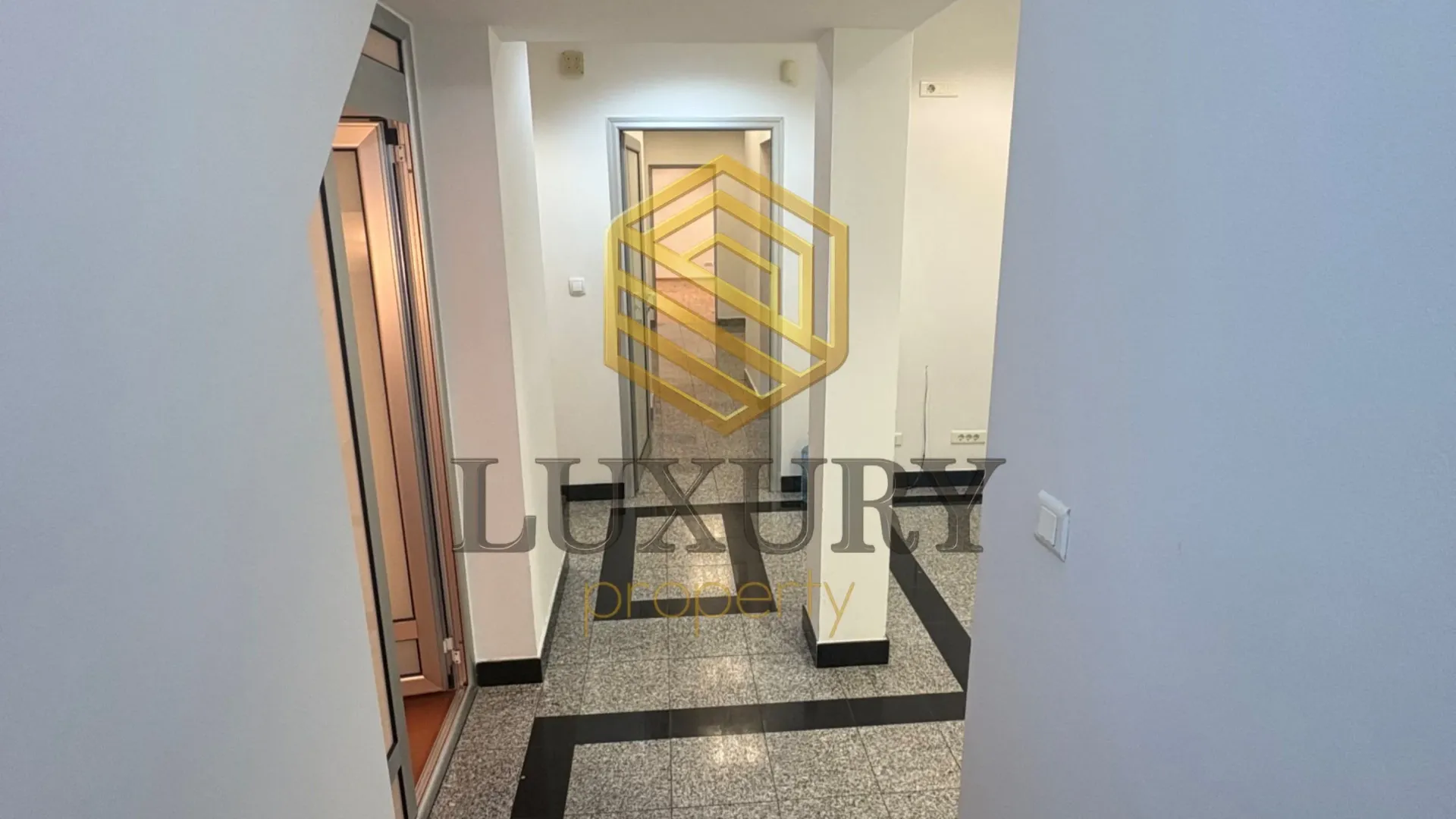 Rent, office space, 160m², Obala Morače, Podgorica