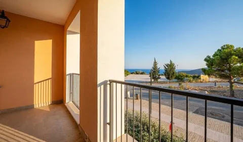 Natkriveni balkon sa metalnom ogradom i pogledom na okolinu i more. - image 14