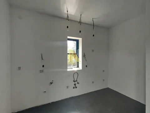 Prazna prostorija u sivoj fazi sa postavljenim pločicama i instalacijama. - image 21