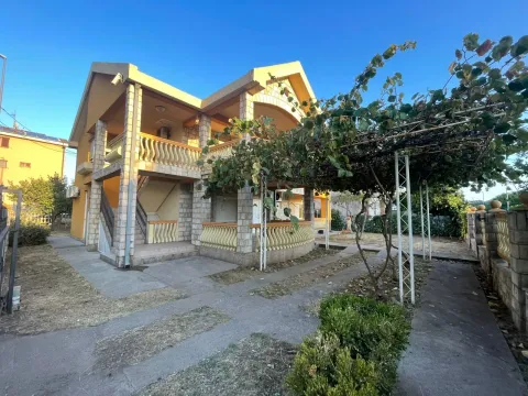 Rent, house, 250m², Stari Aerodrom, Podgorica - image 1