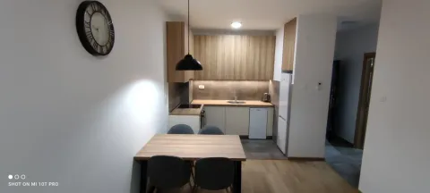 Kuhinja sa drvenim elementima i trpezarijskim stolom sa četiri stolice. - image 6