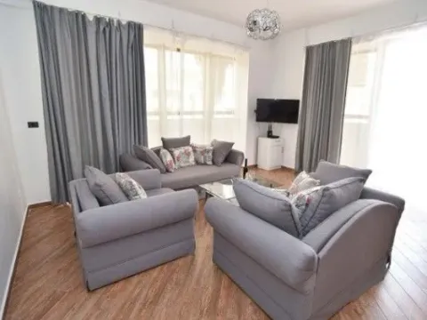 Izdavanje, dvosoban stan, 89m², Centar, Budva