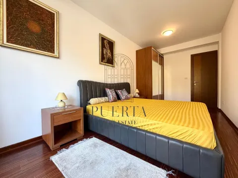 Namještena spavaća soba sa bračnim krevetom, ormarom i noćnim stočićem. - image 12
