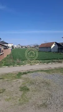 Pogled na plac sa travnatom površinom i okolnim objektima. - image 2