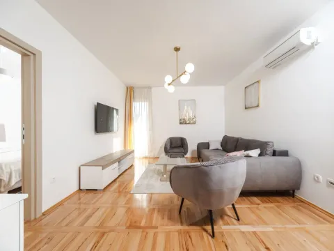 Rent, one bedroom apartment, 56m², Budva, Crna Gora - image 1