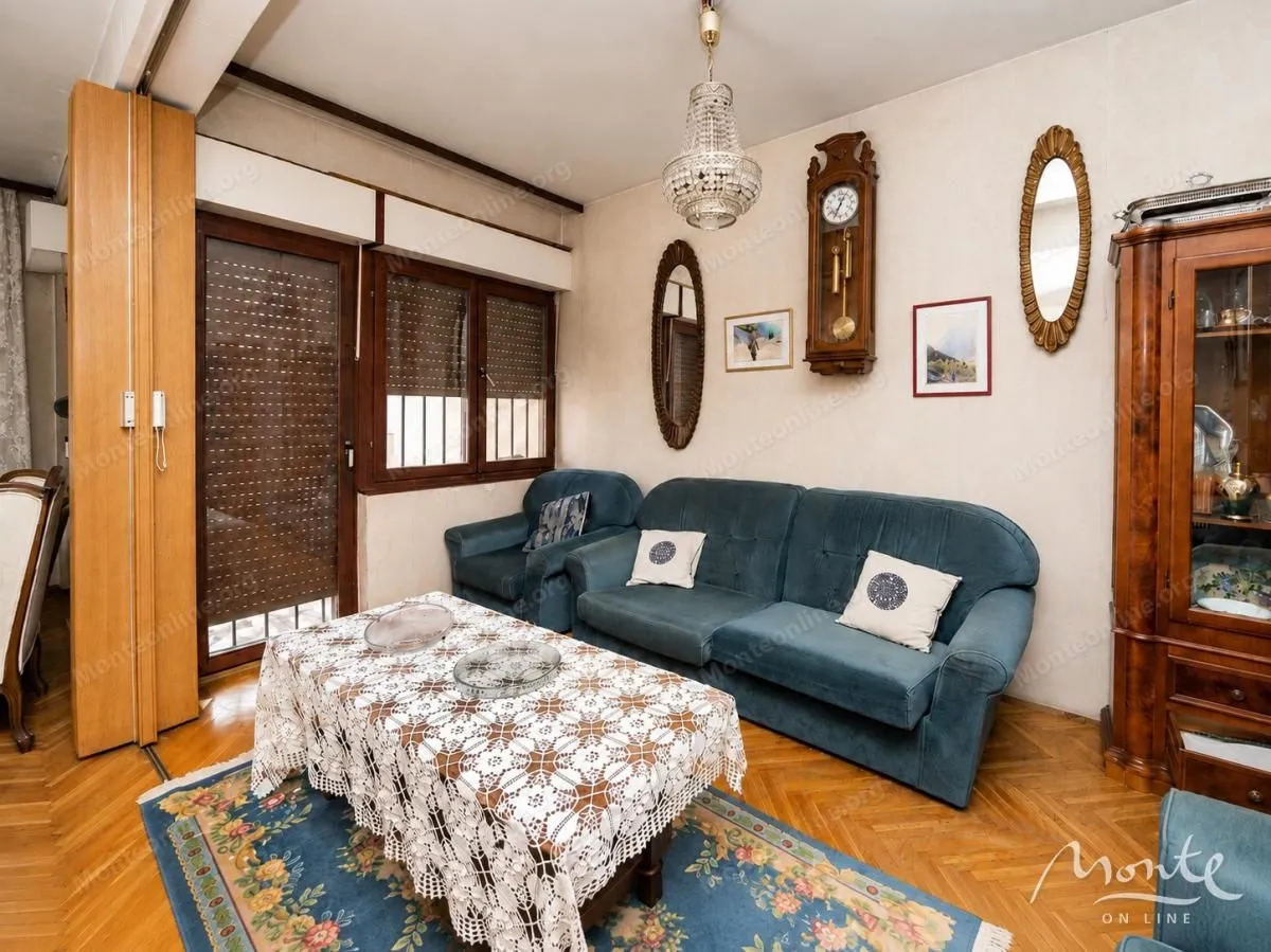 Dnevna soba sa garniturom za sjedenje, stočićem i tradicionalnim detaljima.