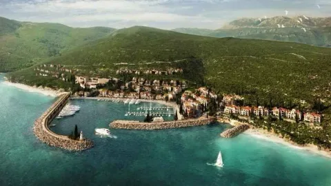 Pogled iz vazduha na obalu sa marinom i naseljem u zelenilu. - image 4