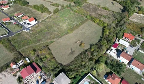 Pogled iz vazduha na zemljište i okolno naselje sa kućama. - image 4