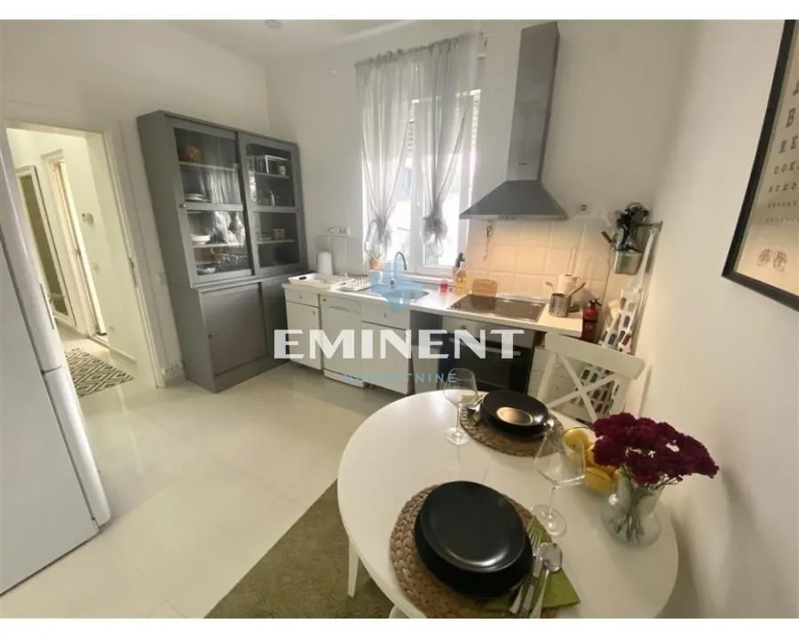 Izdavanje, dvosoban stan, 52m², Senjak, Beograd