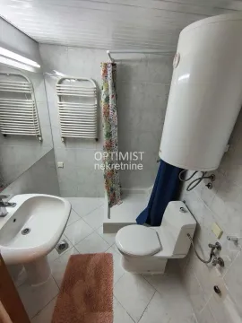 Manje kupatilo sa umivaonikom, WC šoljom, tuš kabinom i bojlerom. - image 19