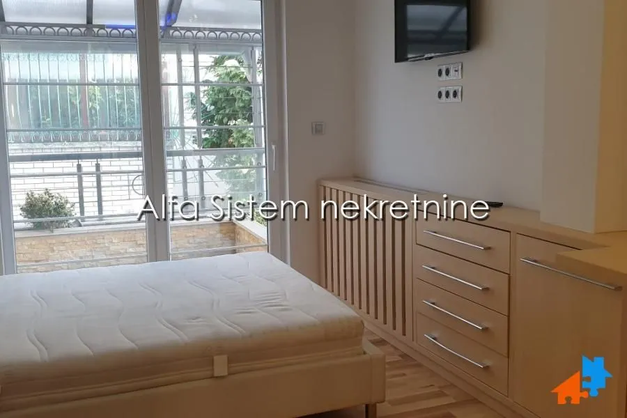 Furnished bedroom with a bed and built-in units.