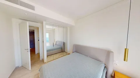 Svijetla spavaća soba sa ugradnim plakarom sa ogledalima. - image 20