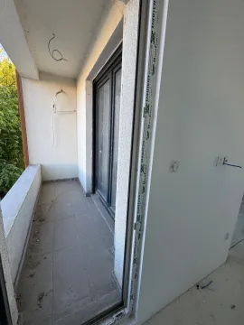 Nekorišćena terasa sa balkonskim vratima u izgradnji. - image 4