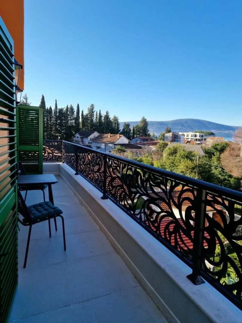 Izdavanje, dvosoban stan, 100m², Donja Lastva, Tivat