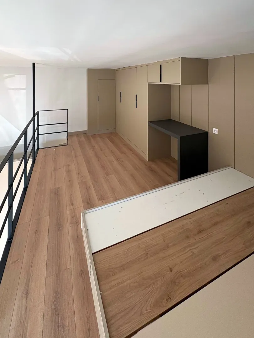 Galerija opremljena ugradnim plakarima i radnim stolom.