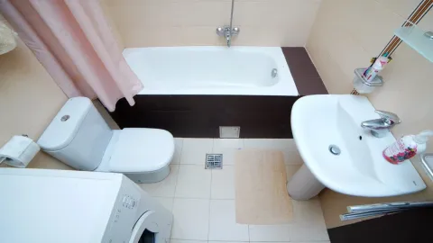 Manje kupatilo sa kadom, umivaonikom, toaletom i veš mašinom. - image 8