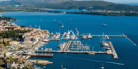 Pogled iz vazduha na marinu i obalu sa brodovima. - image 8