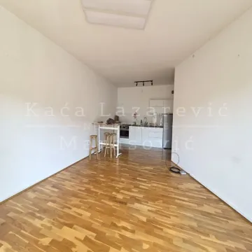 Pogled na kuhinju sa šankom i trpezarijskim stolom u praznom stanu. - image 2